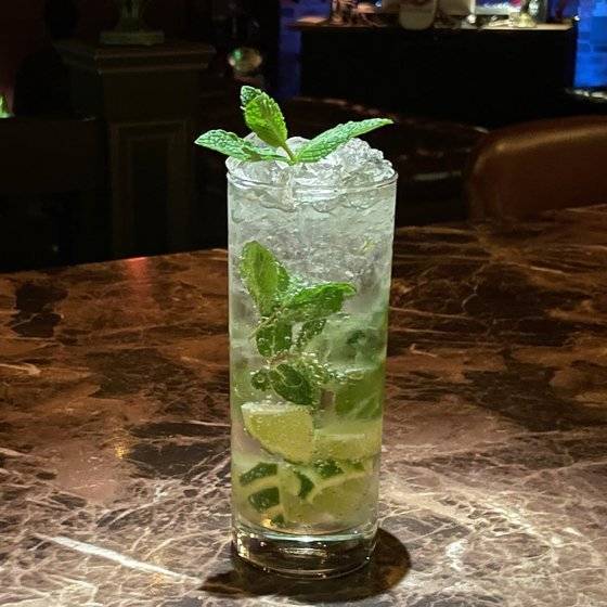 도수 11.61%, 청량감 있는 민트향과 동시에 느껴지는 새콤달콤한 라임향, 그리고 그 속에 감춰진 럼주의 맛을 가진 ‘모히토’. 사진 김형규