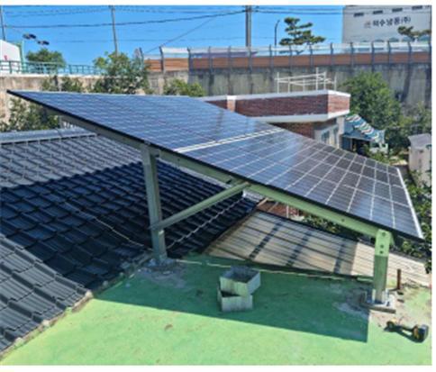 ▲ 동해시 삼화동의 한 단독주택에 설치된 태양광 시설 모습