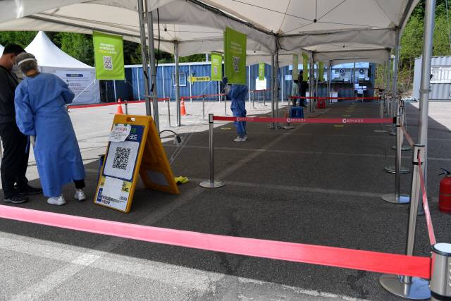 ▲ 코로나19 확진자가 감소세를 보이고 있는 가운데 춘천체육회관에 마련된 춘천보건소 선별진료소가 한산한 모습을 보이고 있다. 김정호