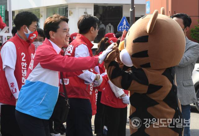 ▲ 국민의힘 김진태 강원도지사 후보가 자신의 캐릭터를 본딴 태랑이와 인사를 나누며 거리유세전을 벌이고 있다.