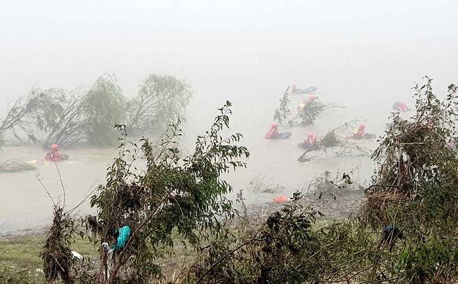 의암호 선박 전복 사고 실종자 구조·수색 작업 2020.8.15 [강원도소방본부 제공]