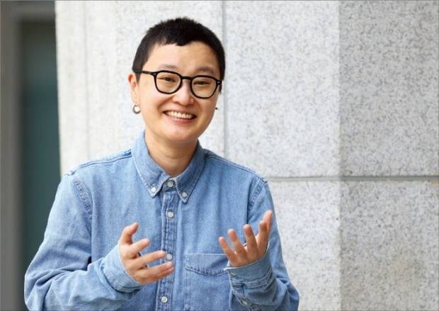 설유진 연출가가 신작 ‘오아시스'에 대해 설명하고 있다.  /이솔 한경디지털랩 기자