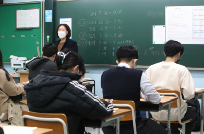 경기도 수원시의 한 고등학교 교실에서 학생들이 시험에 응시하고 있다. / 연합뉴스