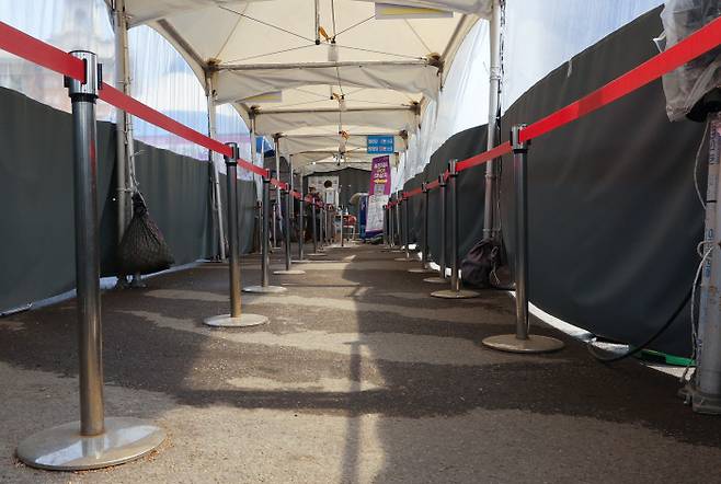 20일 오전 대기자 없이 한산한 서울 중구 서울역 선별검사소의 모습. 연합뉴스