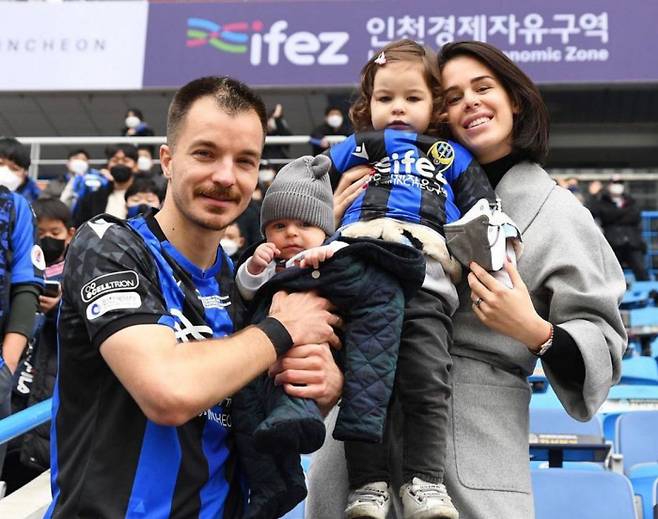 인천 유나이티드 스테판 무고사(왼쪽)가 홈경기가 끝난 뒤 아들 스테반을 안고 아내 네베나(오른쪽), 딸 루치아와 함께 밝은 표정으로 기념사진을 찍고 있다. 무고사 제공