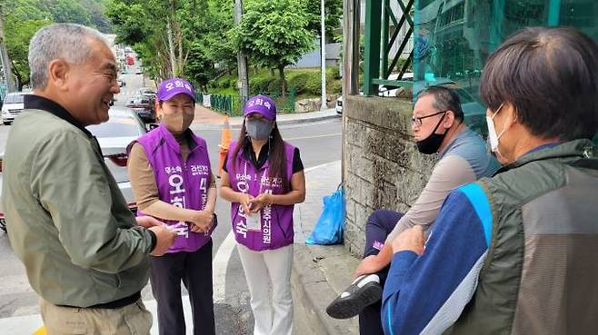 오희숙 공주시 의회 의원이 운동원과 함께 무소속 출마 배경 등을 묻는 유권자 시민 등에게 재선 도전의 입장 등을 설명하며 여군출신의 경쟁력 있는 여성후보임을 강조하고 있다.