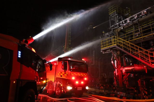 19일 대형 화재가 발생한 울산 에쓰오일 온산공장에 진화 작업이 한창이다. 소방청 제공