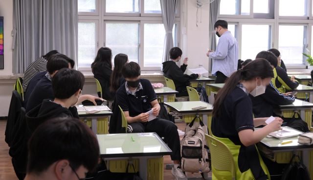 지난 2일 서울 마포구의 중학교에서 학생들이 수업을 받고 있다. 연합뉴스