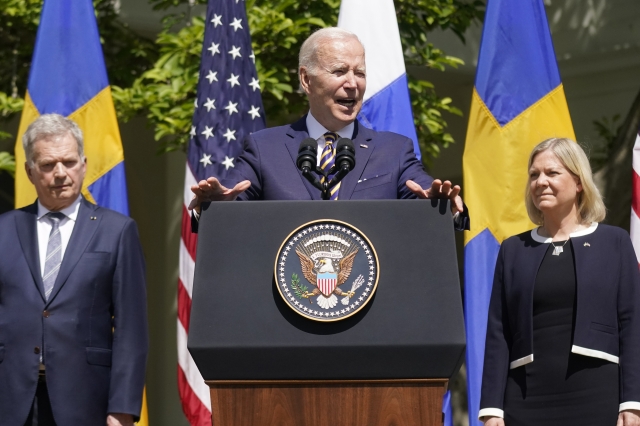 조 바이든(가운데) 미국 대통령이 19일(현지시간) 워싱턴 DC 백악관 로즈가든에서 사울리 니니스토(왼쪽) 핀란드 대통령, 마그달레나 안데르손 스웨덴 총리와 정상회담을 마친 뒤 연설하고 있다. AP뉴시스