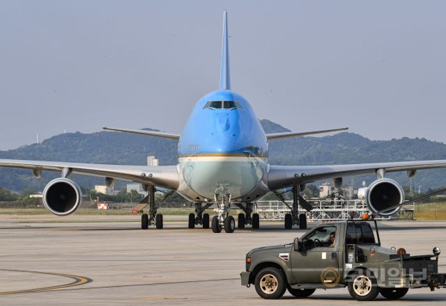 조 바이든 미국 대통령이 탑승한 에어포스원이 20일 경기도 오산 미 공군기지에서 이동하고 있다.