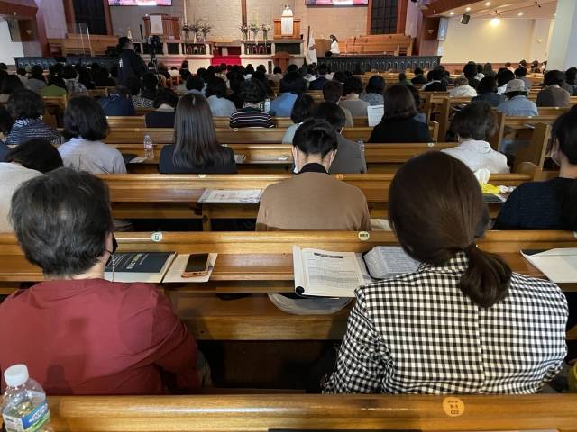 한국교회총연합과 사학법인미션네트워크 공동주최로 20일 서울 영락교회에서 열린 ‘한국교회 어머니 기도회’에서 참석자들이 기도하고 있다.