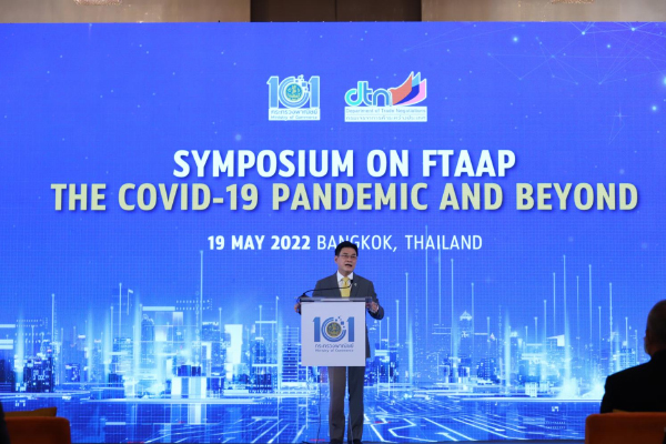 Mr Jurin gives a keynote address at the symposium for FTAAP, the Covid-19 pandemic and beyond. (Photo: Wichan Charoenkiatpakul)