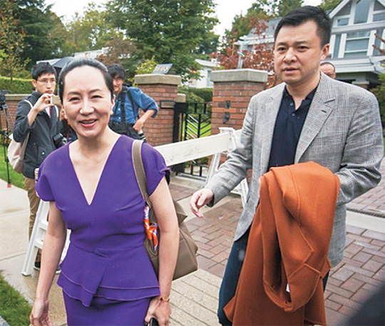 멍완저우(왼쪽) 중국 화웨이 부회장이 캐나다에서 체포된 후 가택연금돼 있던 지난 2019년 9월 23일 법원 출석을 위해 밴쿠버 자택에서 나서고 있다. 연합뉴스 자료사진