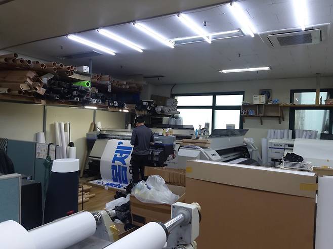 지난 12일 경기 수원시의 한 현수막 제작업체의 공장 내부. 다음달 1일 치러지는 제8회 전국 동시 지방선거를 앞두고 이 업체는 1400여장의 현수막 제작 의뢰를 받았다. 이 업체 관계자는 “선거가 있으면 월매출이 평상시의 2배 이상으로 뛴다”고 설명했다. 신현주 기자