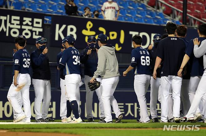 [서울=뉴시스] 고승민 기자 = 28일 서울 잠실야구장에서 열린 2022 KBO 리그 NC다이노스 대 두산 베어스 경기, 9대 5로 두산을 꺾은 NC 선수들이 자축하고 있다. 2022.04.28. kkssmm99@newsis.com