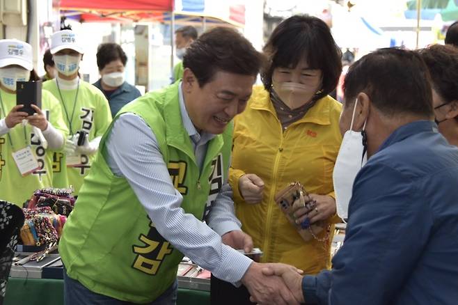 김병우 충북교육감 후보가 20일  진천 5일장을 찾아 상인들과 인사를 나누며 지지를 호소하고 있다.2022.05.20.kipoi@newsis.com  *재판매 및 DB 금지