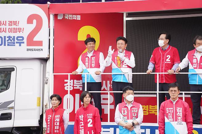 [안동=뉴시스] 이철우 경북지사 후보가 20일 김천 평화시장에서 유세를 하고 있다. (사진=이철우 후보측 제공) 2022.05.20 *재판매 및 DB 금지
