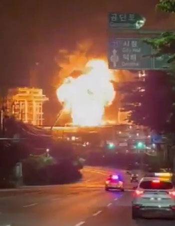 [서울=뉴시스] 19일 울산시 울주군 에쓰오일 온산공장에서 대형 화재가 발생해 불기둥이 치솟고 있다.(사진=독자 제공 영상 캡쳐) 2022.05.19. photo@newsis.com *재판매 및 DB 금지