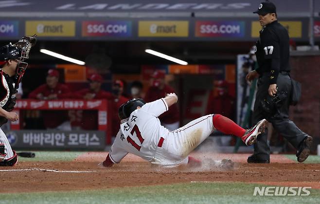 [인천=뉴시스] 고승민 기자 = 20일 인천 SSG랜더스필드에서 열린 2022 KBO 리그 LG 트윈스 대 SSG 랜더스 경기, 5회말 SSG 공격 2사 2루 상황 2번타자 최지훈 타격 때 2루주자 추신수가 홈으로 들어오고 있다. 2022.05.20. kkssmm99@newsis.com