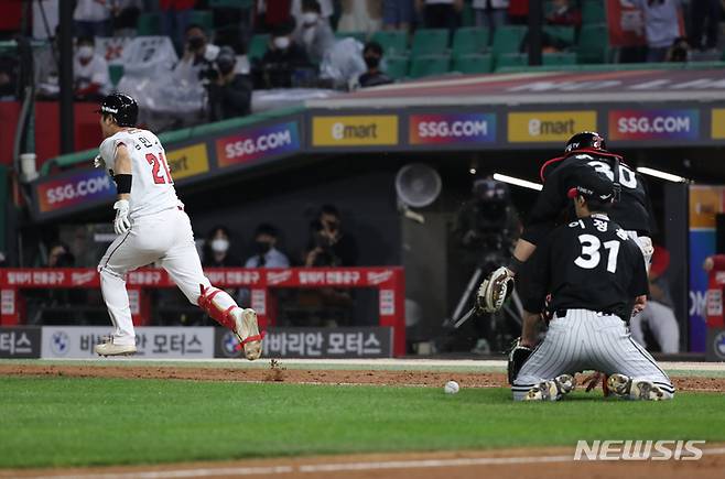[인천=뉴시스] 고승민 기자 = 20일 인천 SSG랜더스필드에서 열린 2022 KBO 리그 LG 트윈스 대 SSG 랜더스 경기, 7회말 SSG 공격 무사 1루 상황 9번타자 김민식이 희생번트를 친 후 1루로 향하고 있다. 2022.05.20. kkssmm99@newsis.com