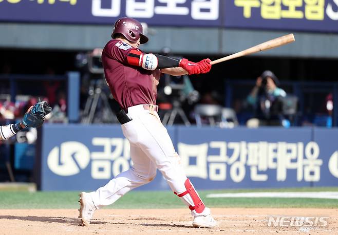 [서울=뉴시스] 이영환 기자 = 17일 오후 서울 송파구 잠실야구장에서 열린 2022 KBO리그 두산 베어스와 키움 히어로즈의 경기, 5회초 무사 1,2루에서 키움 송성문이 1타점 안타를 날리고 있다. 2022.04.17. 20hwan@newsis.com