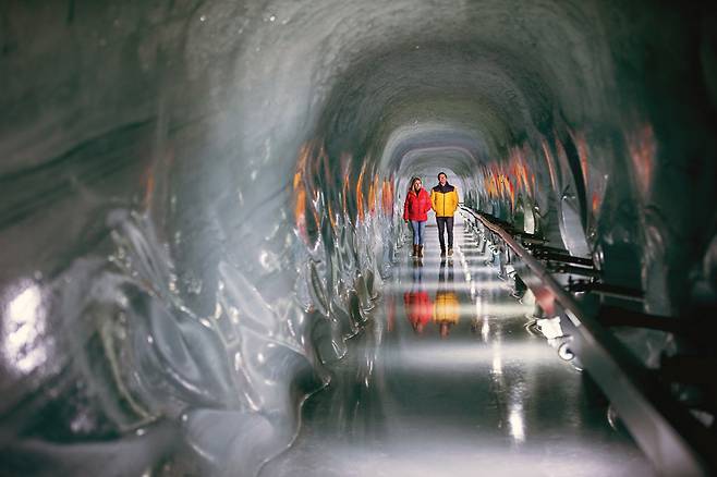 빙하를 뚫어 터널을 만든 ‘얼음궁전’.
