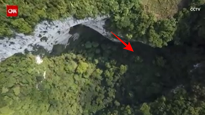 중국 남부 광시좡족자치구(區) 러예현(县)의 세계지질공원 숲에서 발견된 미스터리한 싱크홀