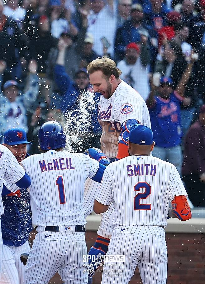 ▲뉴욕 메츠 피트 알론소가 끝내기 홈런을 친 뒤 기뻐하고 있다.