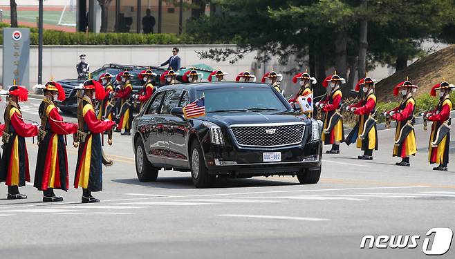 조 바이든 미국 대통령을 태운 차량이 21일 한미정상회담을 위해 용산 대통령실 청사에 도착하고 있다. (대통령실사진기자단) 2022.5.21/뉴스1 © News1 안은나 기자