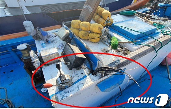 낚시어선과 충돌해 파손된 선박 선체(통영해경 제공). 2022.5.21 © 뉴스1