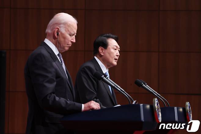 윤석열 대통령과 조 바이든 미국 대통령이 21일 용산 대통령실 청사 강당에서 한미정상회담 공동 기자회견을 하고 있다. (대통령실사진기자단) 2022.5.21/뉴스1 © News1 오대일 기자