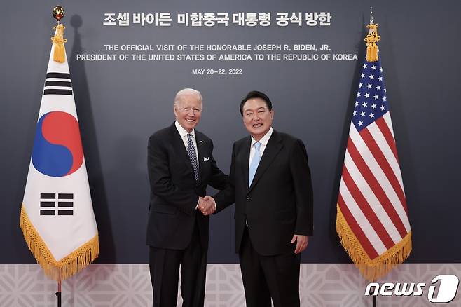 윤석열 대통령(오른쪽)과 조 바이든 미국 대통령. (대통령실 제공) 2022.5.21/뉴스1 © News1 안은나 기자