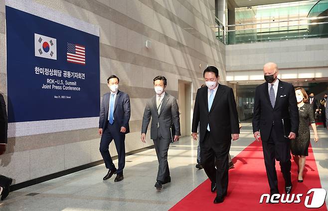 윤석열 대통령(오른쪽에서 두번째)과 조 바이든 미국 대통령(오른쪽). (대통령실사진기자단) 2022.5.21/뉴스1 © News1 오대일 기자