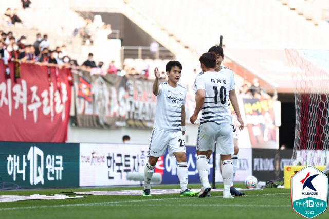 성남FC의 구본철이 득점 후 동료들과 세리머니를 하고 있다. 사진제공=한국프로축구연맹