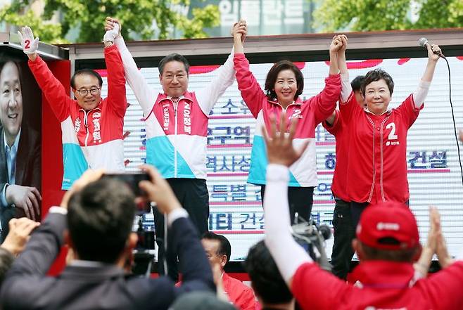 인천 계양을 국회의원 보궐선거에 출마한 국민의힘 윤형선 후보(왼쪽부터), 나경원 전 의원, 6·1 지방선거 인천시장에 출마한 유정복 후보, 정미경 최고위원이 20일 오후 인천시 계양구 계양산전통시장에서 상인·시민들에게 지지를 호소하고 있다. ⓒ연합뉴스