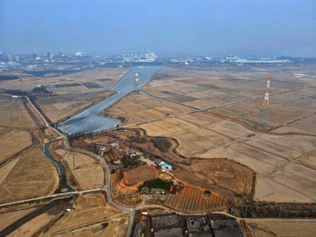 이제는 육지의 일부가 된 충남 당진시 구지도. 현재도 옛 섬의 모습이 뚜렷하다. 류기윤 촬영