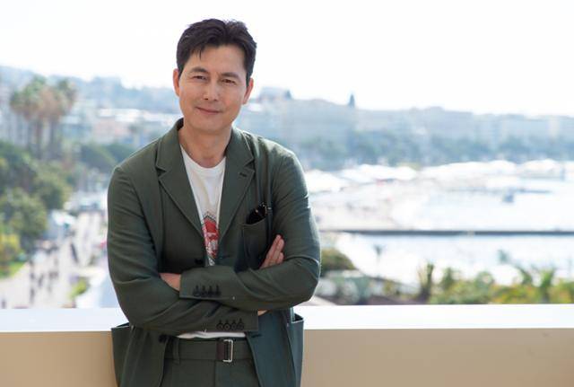 배우 정우성이 영화 '좋은 놈, 나쁜 놈, 이상한 놈'(2008) 이후 14년 만에 칸영화제를 찾아 21일 오전 영화제 건물 테라스에서 포즈를 취하고 있다. 칸=뉴스1