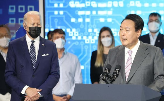 윤석열 대통령이 20일 경기 평택 삼성전자 반도체 공장 시찰을 마친 후 연설하고 있다. 왼쪽은 조 바이든 미국 대통령. [뉴시스]