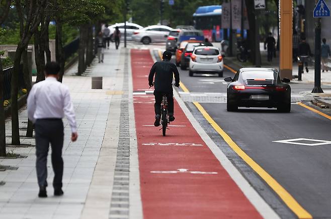 인도와 나란히 설치된 자전거전용도로. [연합뉴스]
