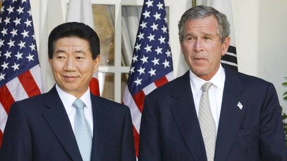 2003년 5월 노무현 대통령과 부시 대통령이 로즈가든에 함께 자리한 모습. [중앙포토]