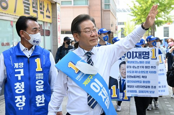 이재명 더불어민주당 총괄선대위원장이 20일 인천 계양구 귤현동 일대에서 유세하는 모습. 이 위원장은 한 후보자에 대해 "부적격"이라면서도 인준 표결에 대해선 유연한 입장을 밝혀 왔다. 국회사진기지단