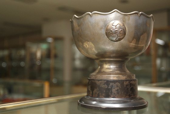 한국은 1960년과 64년 아시안컵 1,2회를 연속 우승한 이후 58년 째 우승 트로피를 들어올리지 못하고 있다. 한국체육박물관에 전시되어 있는 제1회 아시안컵 우승트로피. 중앙포토