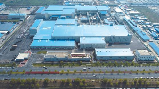 SK아이이테크놀로지(SKIET)의 중국 창저우 리튬이온 배터리 분리막 공장 전경. 지난해 RE100에 가입한 SKIET는 창저우 공장을 비롯해 전 세계 거점 공장 지붕에 태양광 발전 설비를 설치해 2025년까지 공장 사용 전력의 60%를 친환경으로 전환한다는 계획이다. [사진 SKIET]