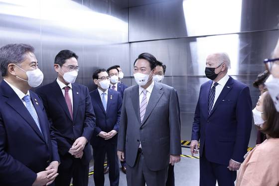 윤석열 대통령과 조 바이든 미국 대통령이 20일 경기 평택 삼성전자 반도체 공장을 시찰하고 있다. 왼쪽 두 사람은 박진 외교장관과 이재용 삼성전자 부회장. [대통령실사진기자단]