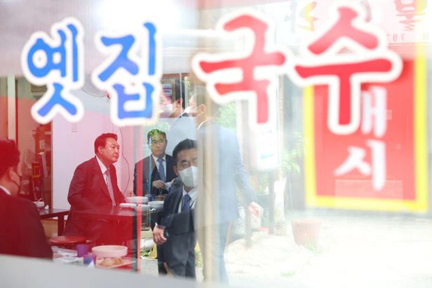 ▲ 윤석열 대통령이 19일 오후 용산 대통령실 청사 인근 한 국숫집에서 점심을 먹고 있다.[대통령실 제공]