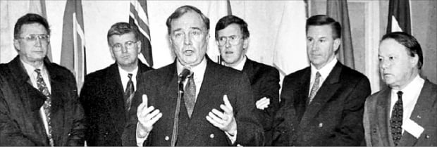1996년 2월 폴 마틴 캐나다 재무장관(가운데)이 주정부 재무장관들과 함께 CPP 개혁 방안에 대해 언론 브리핑을 하는 모습.