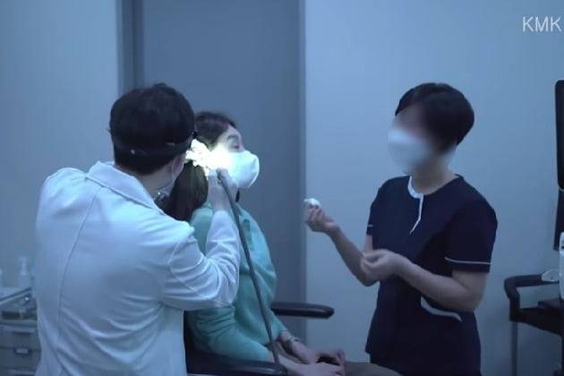 이비인후과에서 귀청소를 하는 다비치 강민경 /사진=강민경 유튜브