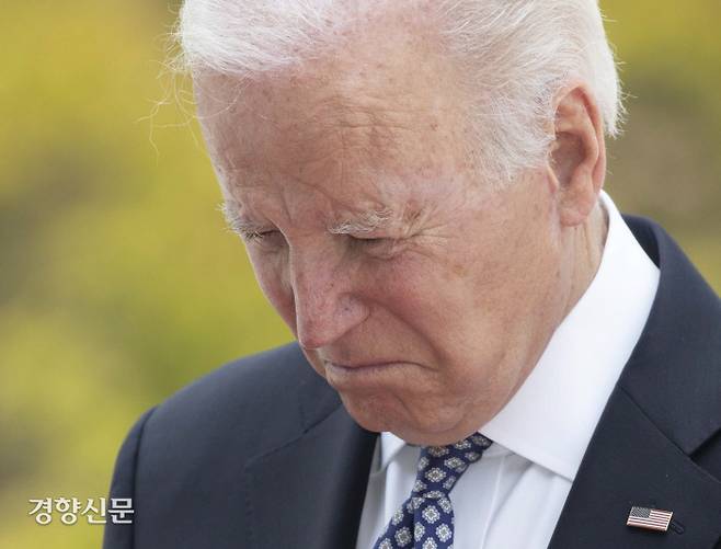 조 바이든 미국 대통령이 21일 서울 동작구 국립서울현충원을 찾아 묵념하고 있다. 사진공동취재단