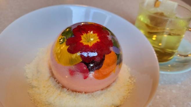 Champagne sugar ball at dessert cafe Sona (Kim Hae-yeon/ The Korea Herald)