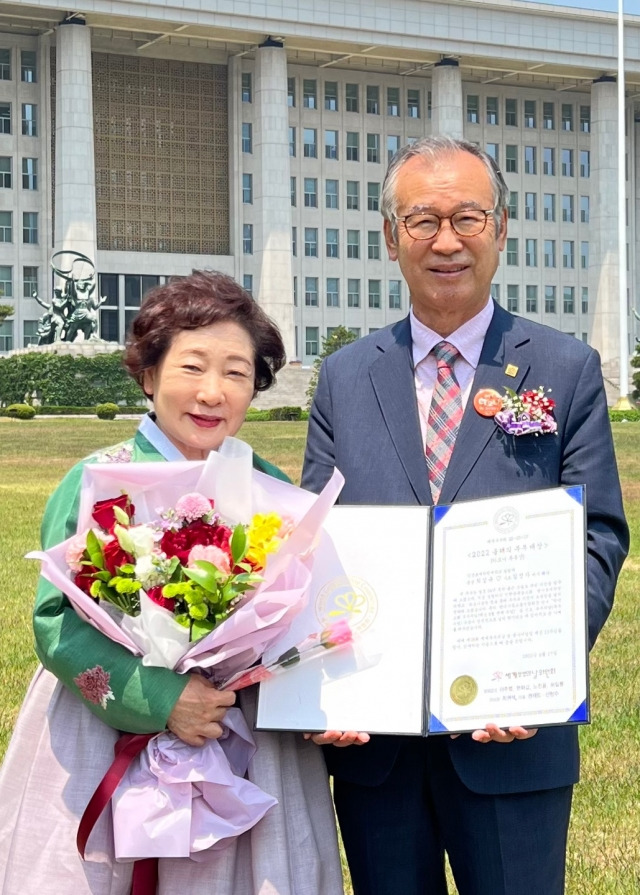 최성규 목사(오른쪽)와 김정자 사모.